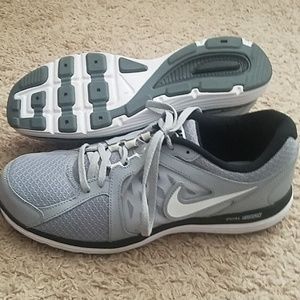 Gray Nike tennis shoes